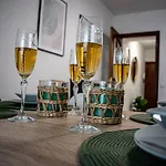 Entero, A Diez Minutos De La Juderia, Cochera Opcional