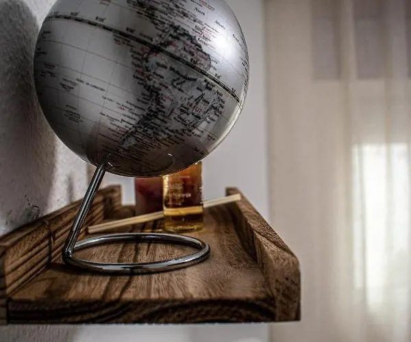 Entero, A Diez Minutos De La Juderia, Cochera Opcional *